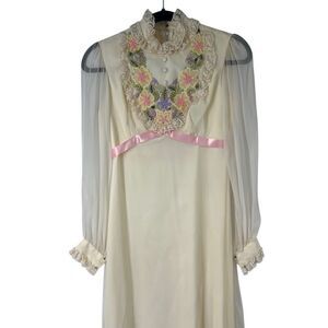 Vintage 1960’s Cream‎ Floral Embroidered Long Sleeve Wedding Dress
